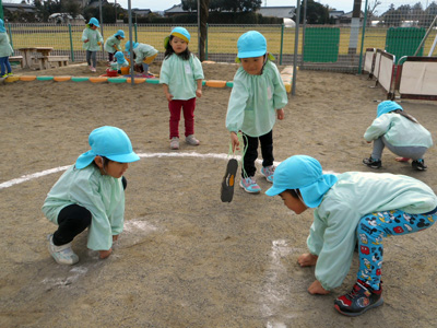 園庭で外遊び